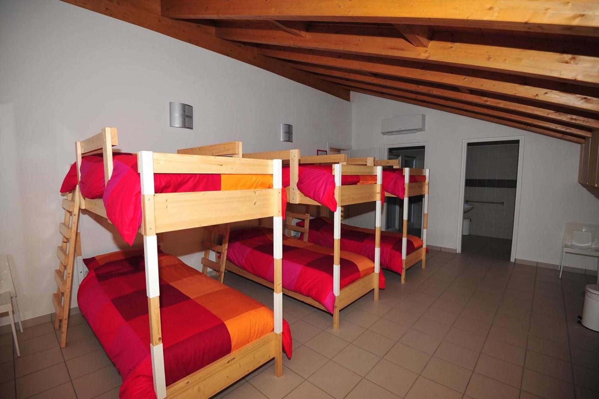 Ostello Casa Rossa Laveno-Mombello Zewnętrze zdjęcie