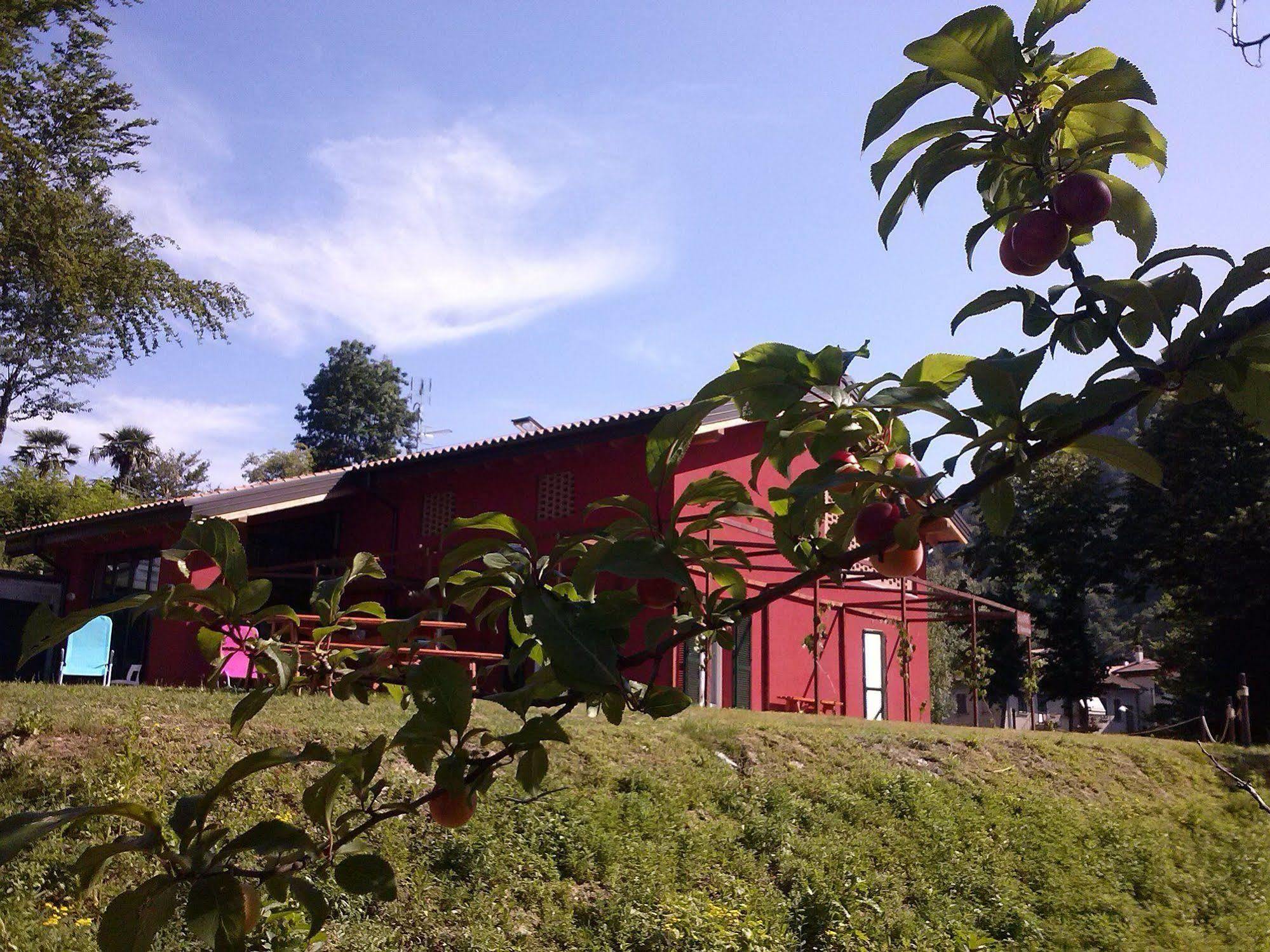 Ostello Casa Rossa Laveno-Mombello Zewnętrze zdjęcie