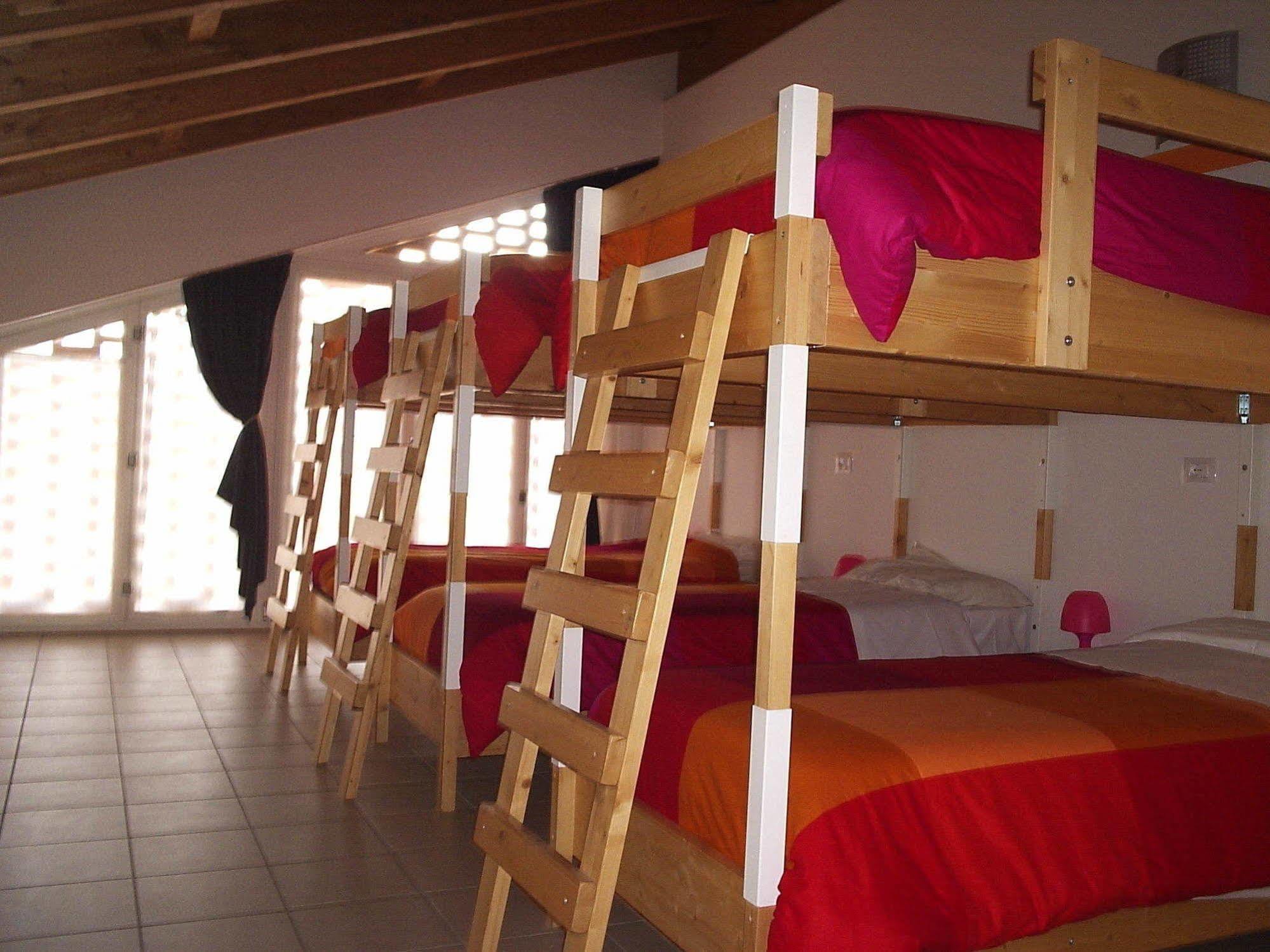 Ostello Casa Rossa Laveno-Mombello Zewnętrze zdjęcie