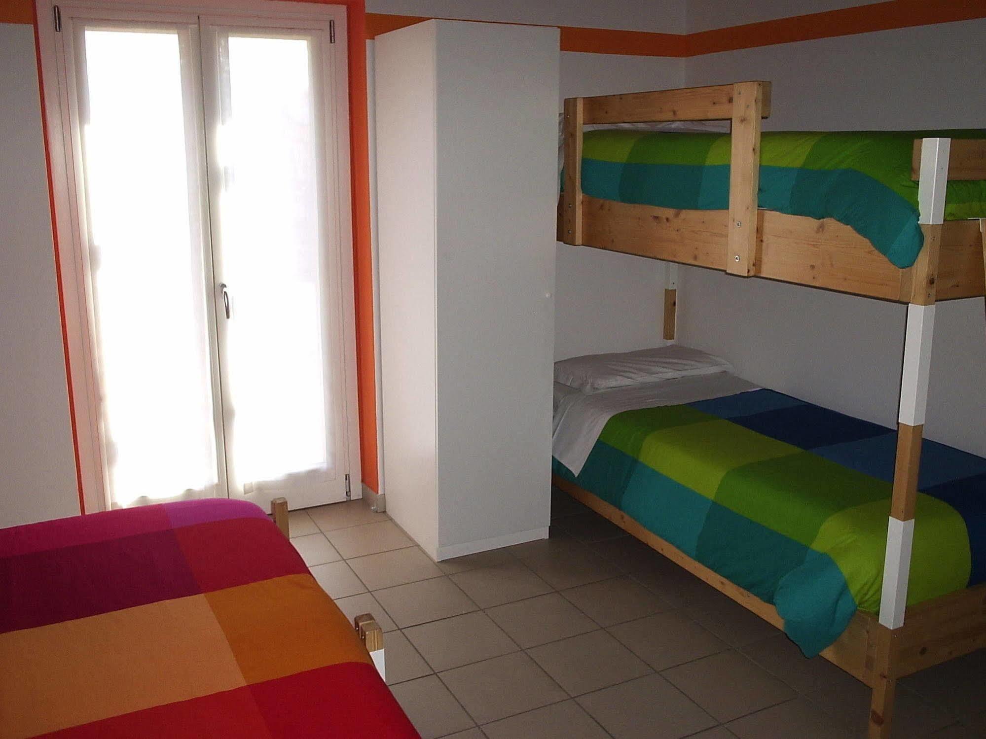 Ostello Casa Rossa Laveno-Mombello Zewnętrze zdjęcie