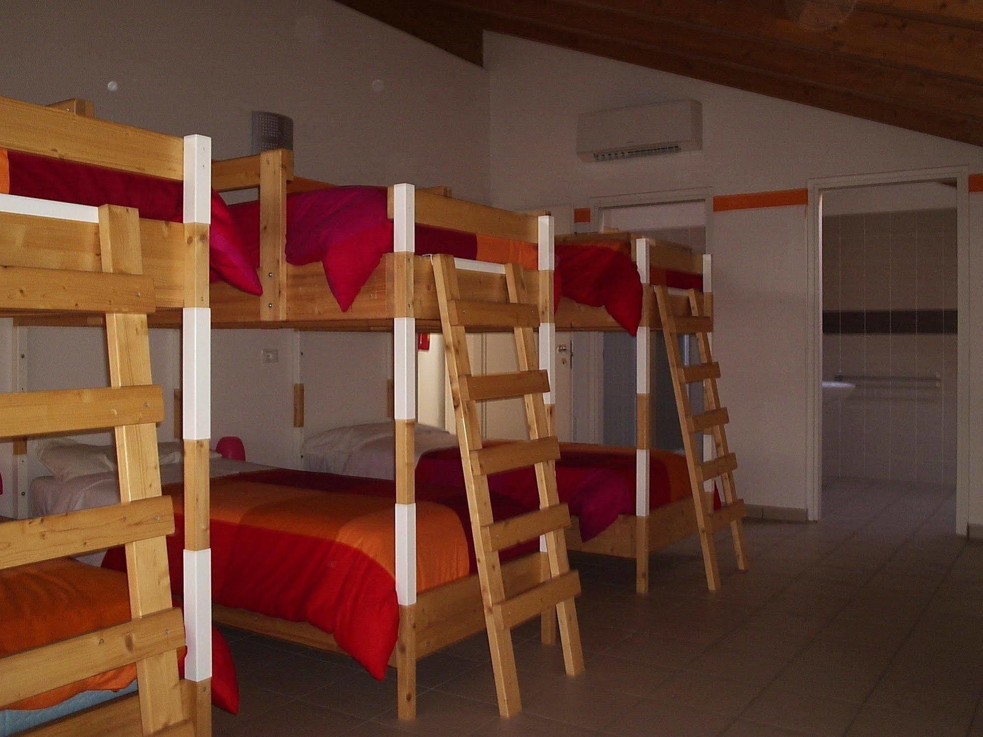 Ostello Casa Rossa Laveno-Mombello Zewnętrze zdjęcie