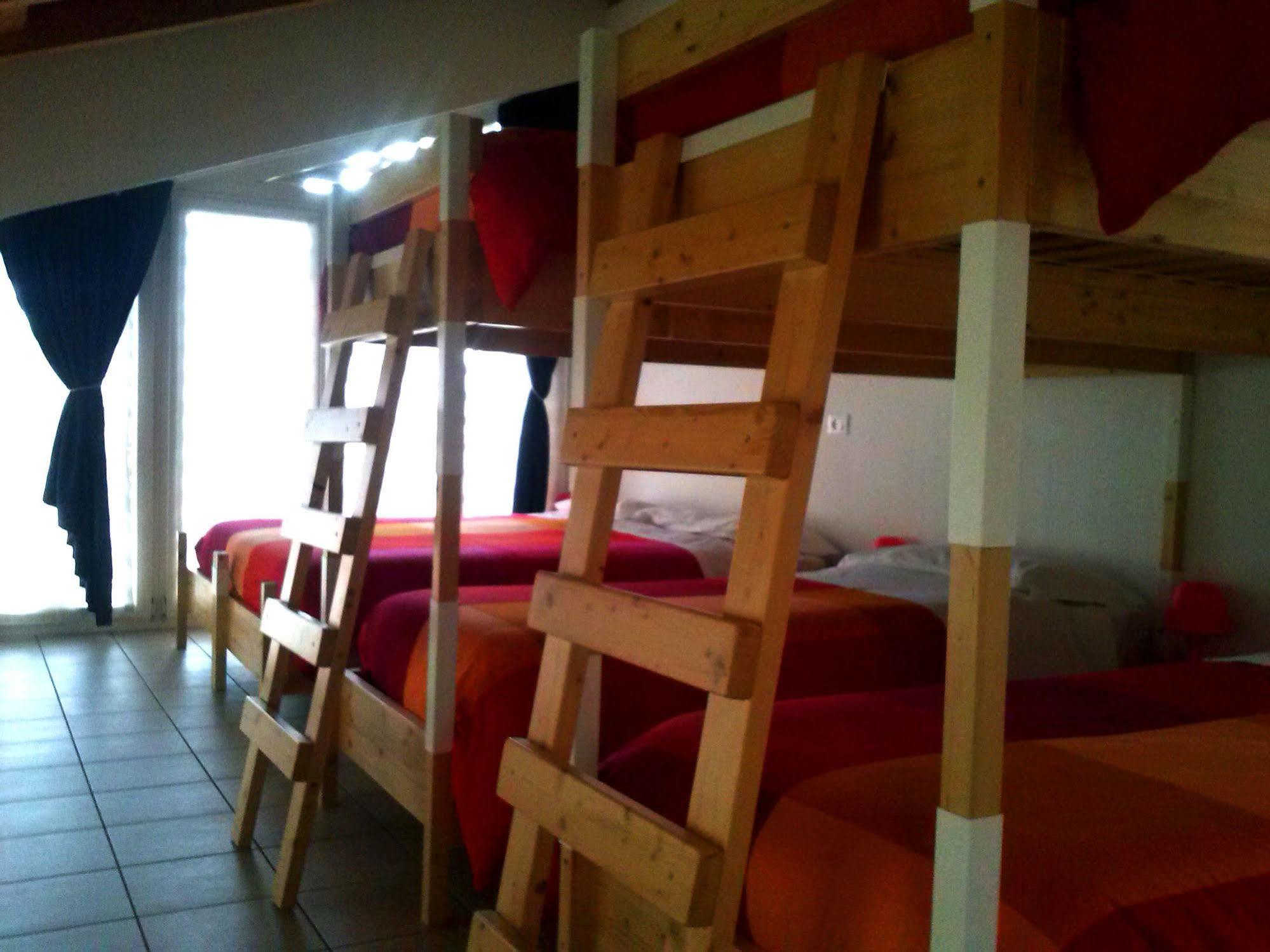 Ostello Casa Rossa Laveno-Mombello Zewnętrze zdjęcie